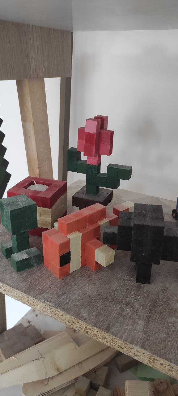Готовая деревянная модель, которую ребёнок собирает, склеивает и раскрашивает сам. Также доступны подарочные наборы для занятий дома.